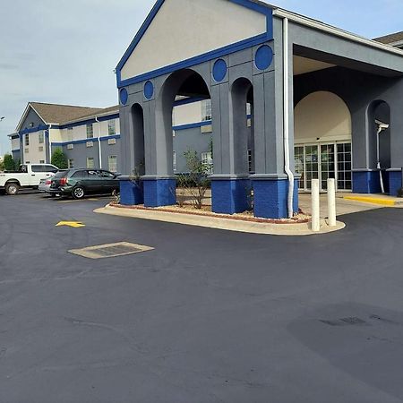 Days Inn & Suites By Wyndham Huntsville Exterior photo