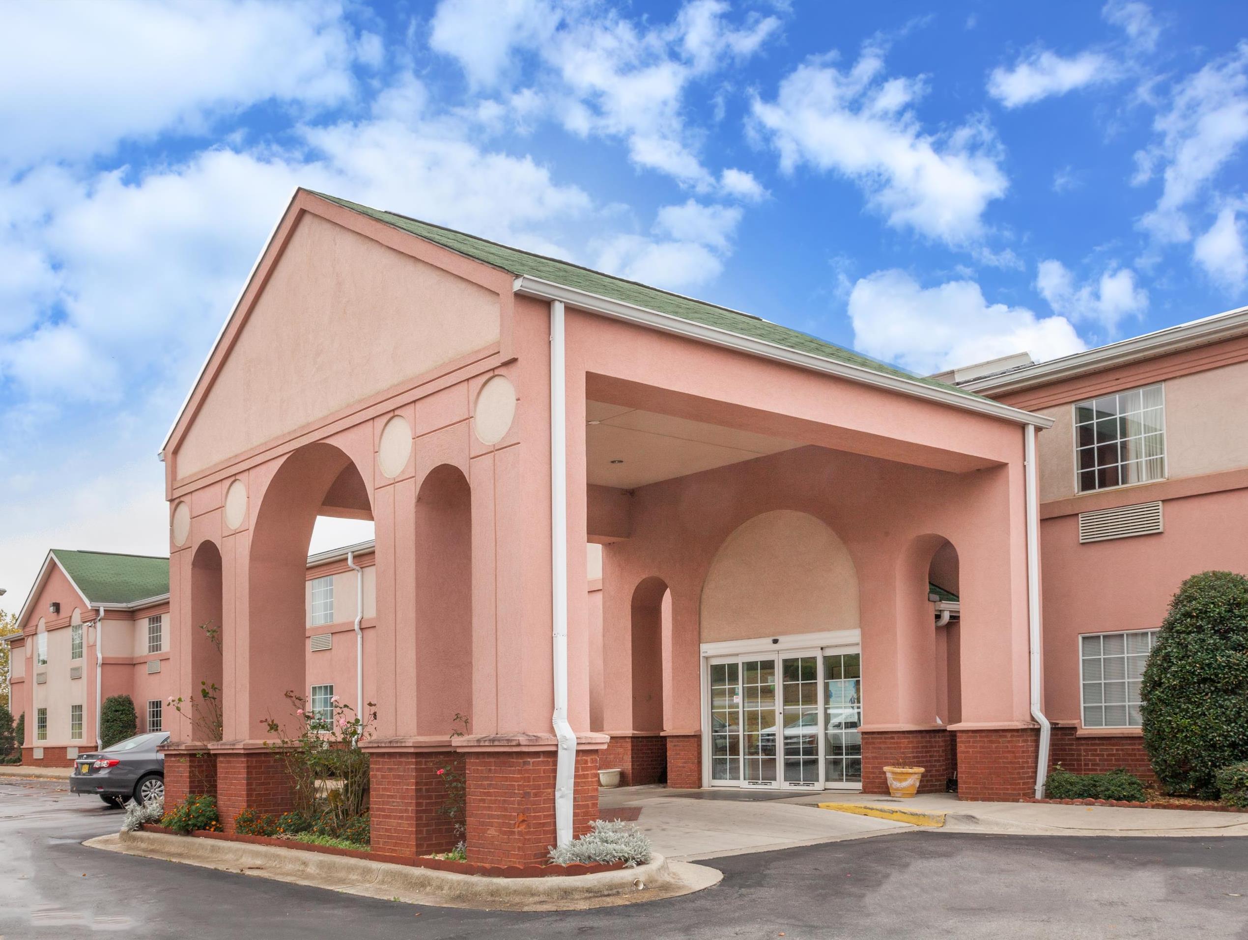 Days Inn & Suites By Wyndham Huntsville Exterior photo