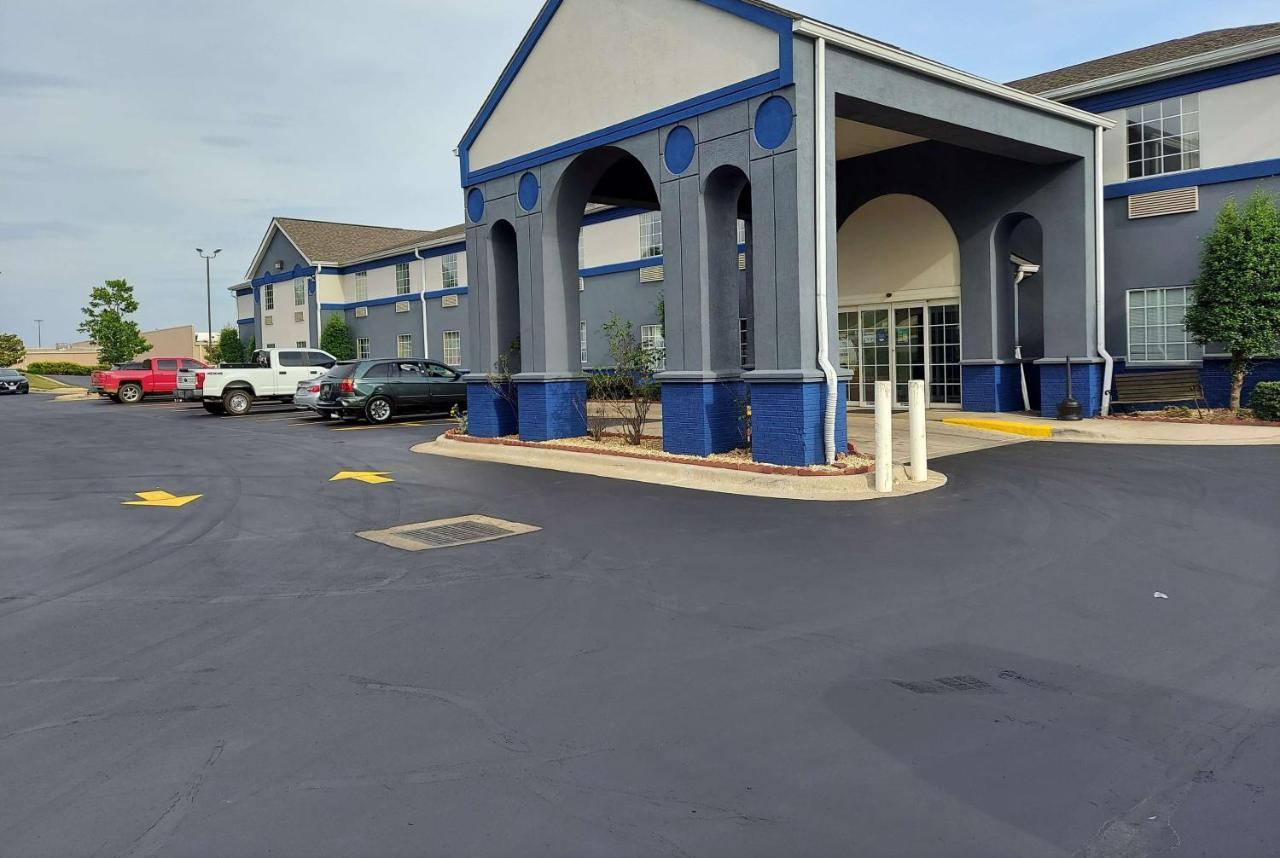 Days Inn & Suites By Wyndham Huntsville Exterior photo